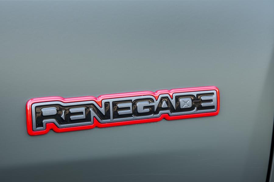 Логотип Jeep Renegade Trailhawk (BU) 2018 года  (UK) (фото 31 из 36)